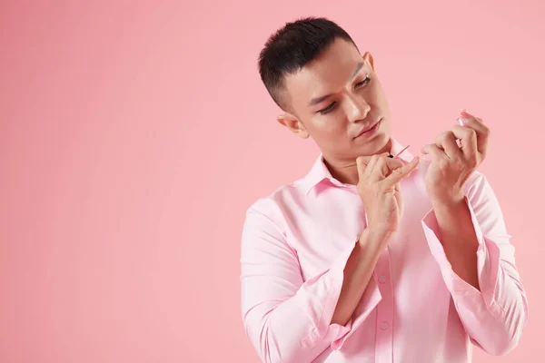 Asiatischer Junger Mann Trägt Rosa Nagellack Auf Wenn Sich Auf — Stockfoto