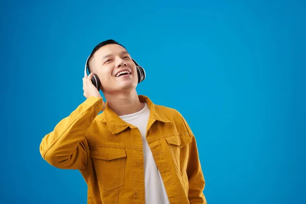 Mutlu Genç Adam Kulaklıklarıyla Şarkı Söylüyor Maviden Soyutlanmış — Stok fotoğraf