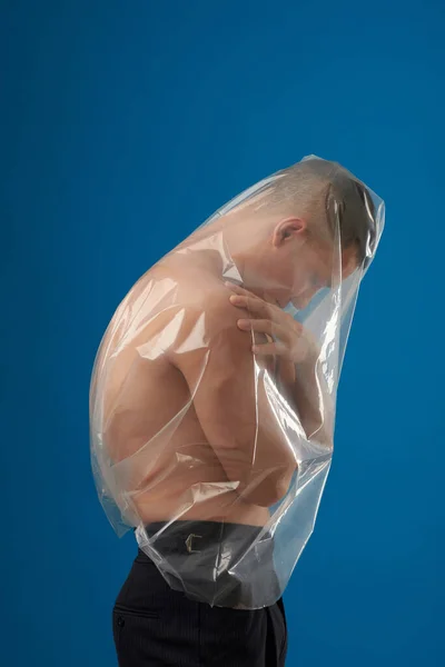 Skjorteløse Unge Mann Gjennomsiktig Plastpose Blå Bakgrunn – stockfoto