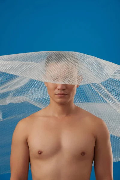 Shirtless Young Man Standing Plastic Bubble Wrap Covering His Eyes — Stock Photo, Image