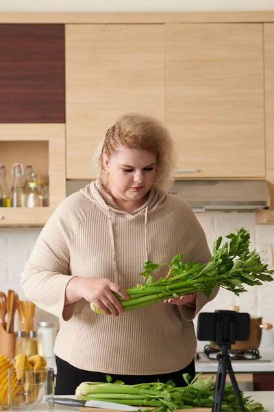 プラスサイズ女性インフルエンサー撮影レシピビデオのために彼女のブログのために彼女のキッチン — ストック写真