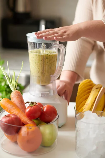 Vrouw Maakt Heerlijke Smoothie Voor Het Ontbijt Aan Keukentafel — Stockfoto