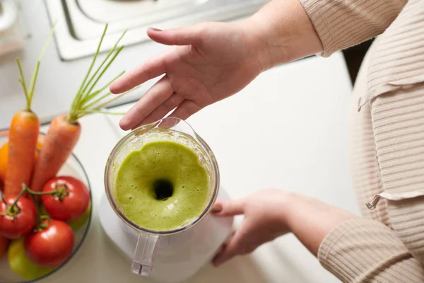 Hands Woman Showing Blender Fresh Delicious Green Smoothie She Made — Stock Photo, Image