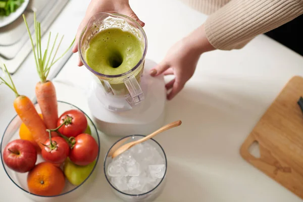Mutfak Masasında Yeşil Smoothie Bir Kase Buz Bir Kase Taze — Stok fotoğraf