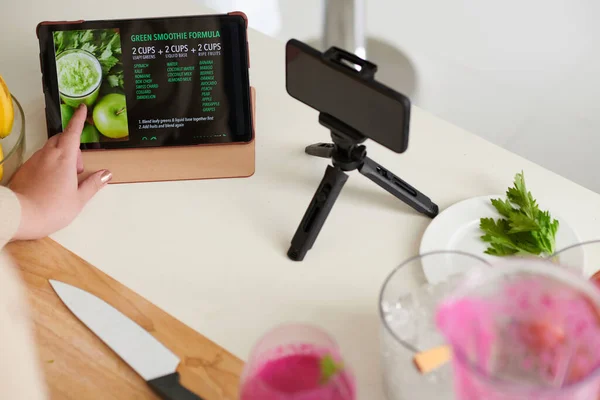 Size Female Blogger Checking Green Smoothie Formula Tablet Computer Filming — Stock Photo, Image