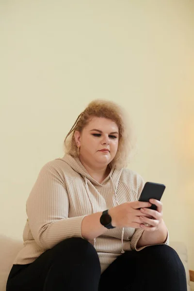 Size Junge Frau Liest Sms Von Freunden Auf Smartphone — Stockfoto