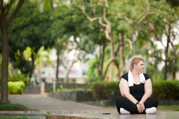 Mujer Joven Tamaño Grande Descansando Aire Libre Después Entrenar Por —  Fotos de Stock