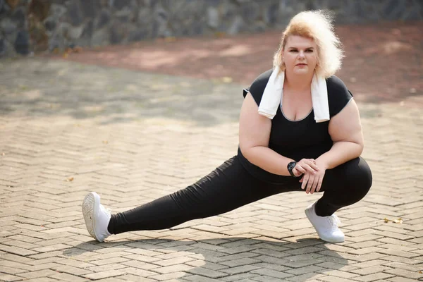 Flexibele Jonge Bochtige Sportvrouw Doet Zijdelingse Lunges Benen Strekken Het — Stockfoto