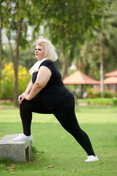 Positivo Size Jovem Mulher Alongamento Pernas Depois Correr Parque — Fotografia de Stock