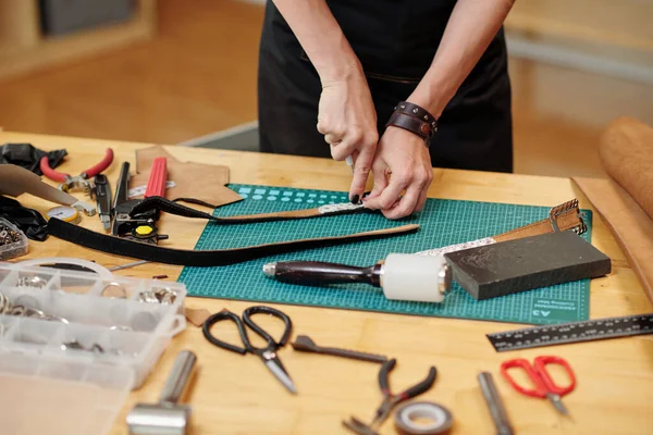 Händer Kreativ Hantverkare Gör Hål Läderbälte För Produkt — Stockfoto