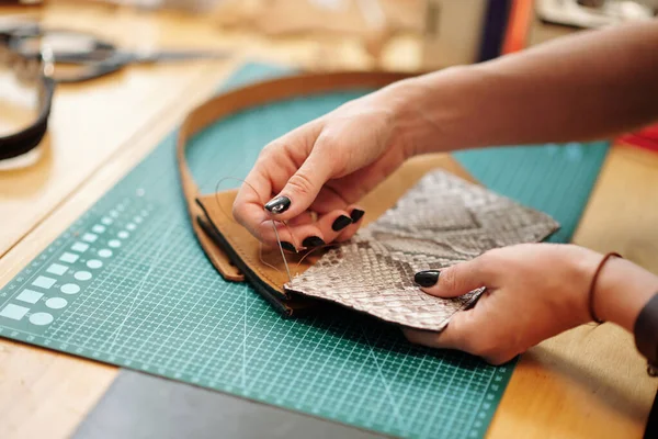 Hands Leather Worker Sewing Parts Leather Bag Together — Stock Photo, Image