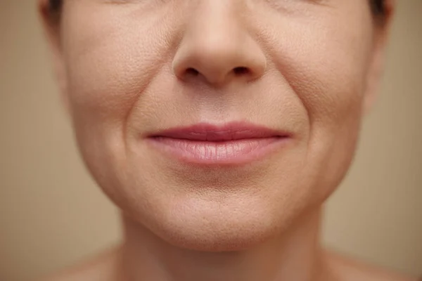 Gülümseyen Olgun Bir Kadının Alt Yüzü — Stok fotoğraf