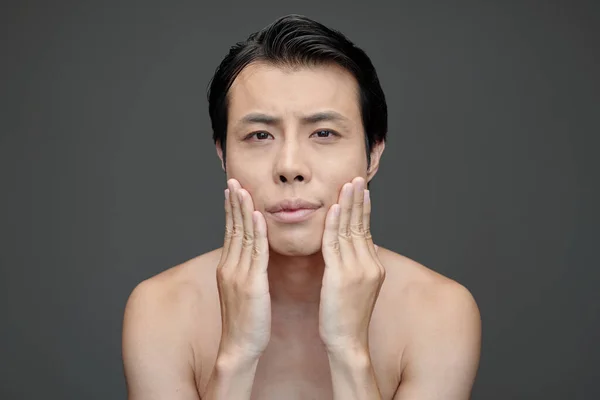 Retrato Del Hombre Que Aplica Loción Aftershave Cuando Prepara Mañana —  Fotos de Stock