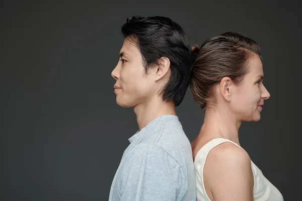 Mann Und Frau Stehen Rücken Rücken Isoliert Auf Grau — Stockfoto