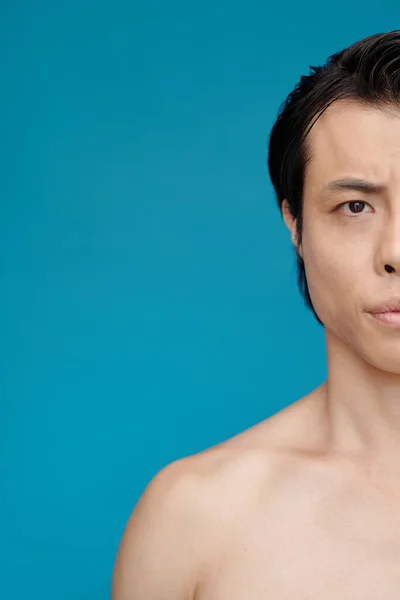 Polovina Obličeje Seriózního Japonského Muže Bez Trička Hledícího Kamery — Stock fotografie