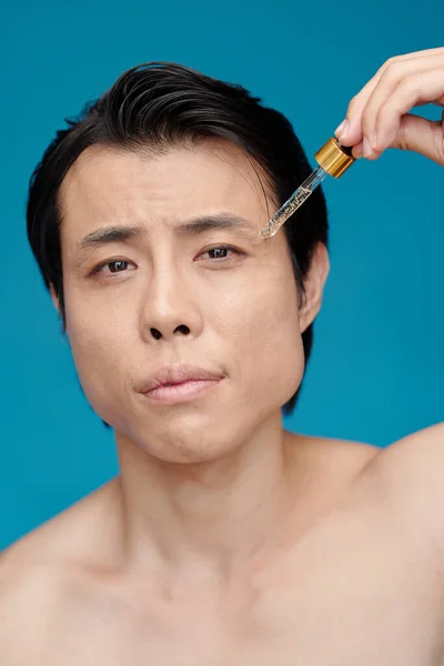 Retrato Del Hombre Aplicando Suero Rejuvenecedor Piel Después Lavar Cara —  Fotos de Stock