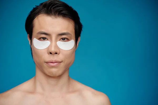 Soğutucu Göz Altı Bantları Olan Ciddi Bir Adamın Portresi — Stok fotoğraf