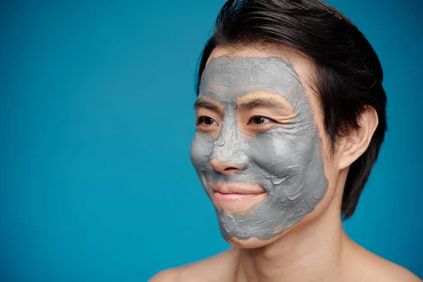 Retrato Homem Feliz Com Máscara Barro Hidratante Rosto — Fotografia de Stock