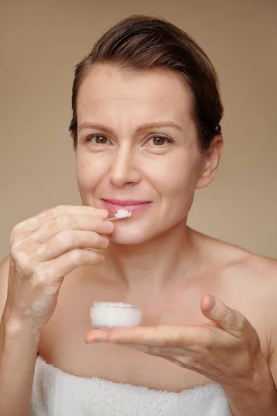 Sorridente Donna Matura Applicare Scrub Zucchero Sulle Labbra — Foto Stock