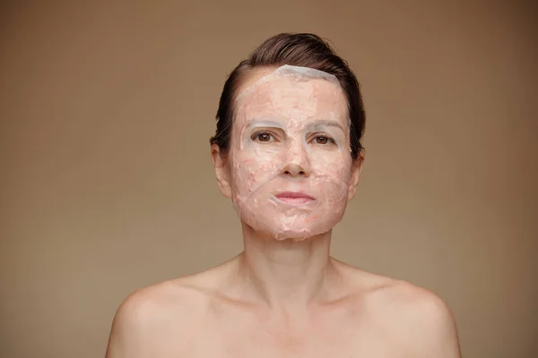 Portret Dojrzałej Kobiety Maską Nawilżającą Twarzy — Zdjęcie stockowe