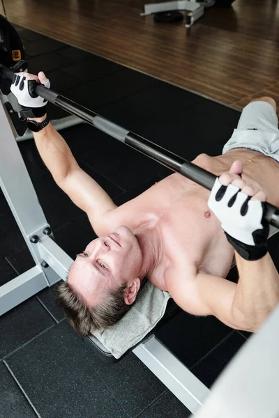 Ισχυρός Άνθρωπος Κάνει Άσκηση Πάγκου Στο Γυμναστήριο — Φωτογραφία Αρχείου