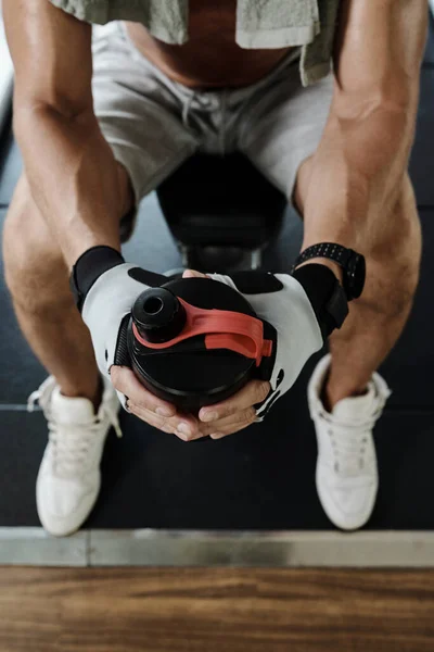 운동을 체육관에서 단백질 칵테일 마시고 보디빌더 위에서 바라본 — 스톡 사진