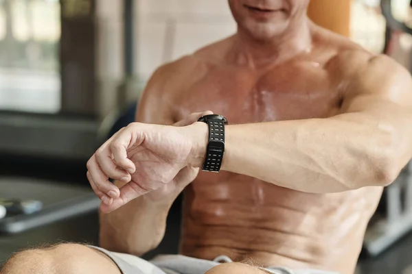 Sportsmand Kontrollerende Heartbeat Med Smartwatch Når Arbejder Fitnesscenter - Stock-foto