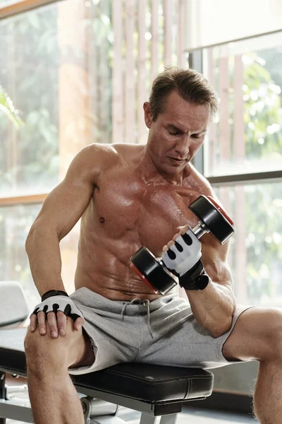 Schweißtreibender Starker Mann Macht Übung Mit Hantel Muskeln Aufzupumpen — Stockfoto