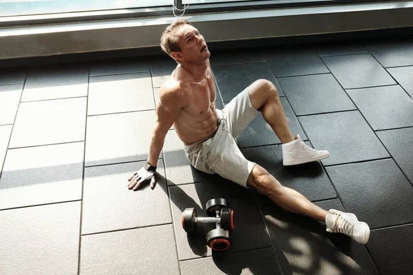 운동하다 스포츠맨 바닥에 — 스톡 사진