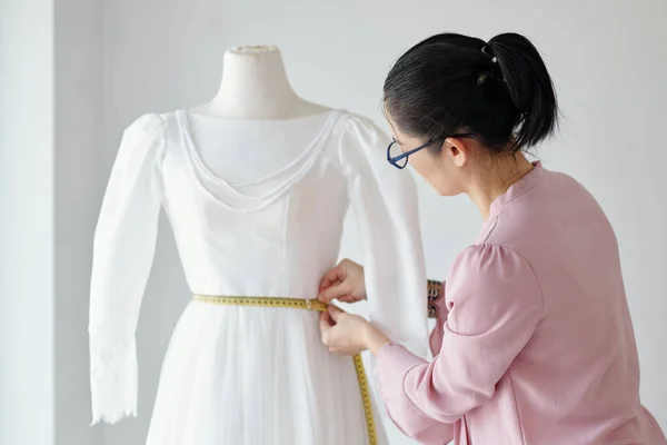Tailor Μέτρηση Μέση Της Μανεκέν Κατά Την Εργασία Φόρεμα Για — Φωτογραφία Αρχείου