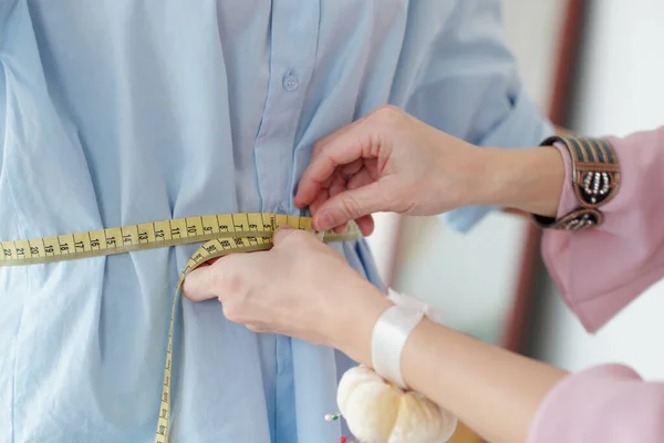 女客户裁缝师的手测量腰围 — 图库照片