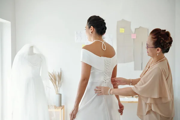 Мама Допомагає Дочці Посилити Корсет Весільній Сукні — стокове фото