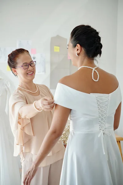 Glückliche Stolze Mutter Schaut Ihre Erwachsene Tochter Wunderschönen Eleganten Hochzeitskleid — Stockfoto