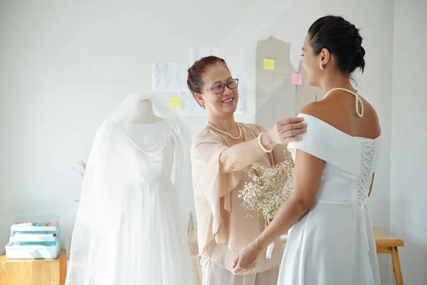 Lycklig Mor Tittar Dotter Bär Elegant Vit Bröllopsklänning — Stockfoto