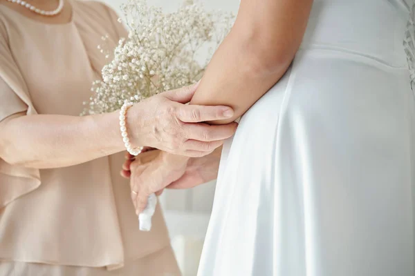 Mor Röra Hand Brud För Att Stödja Henne Bröllopsdagen — Stockfoto