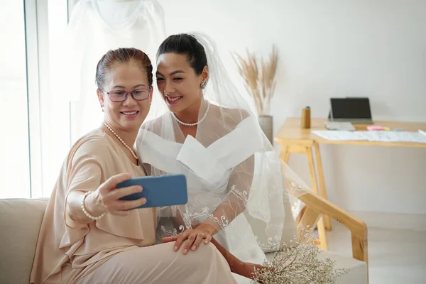 Senior Vrouw Neemt Selfie Met Dochter Haar Trouwdag — Stockfoto