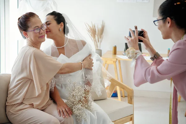 Bride Kissing Her Mother Cheek Tailor Photographing Them Social Media — Stock Photo, Image