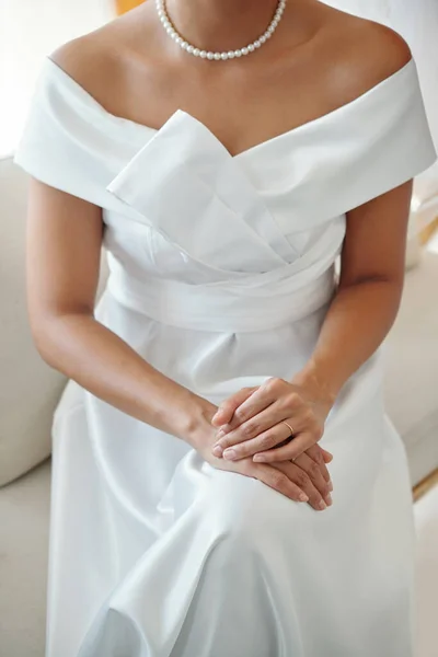 Imagen Recortada Novia Con Vestido Novia Elegante Blanco Collar Perlas — Foto de Stock