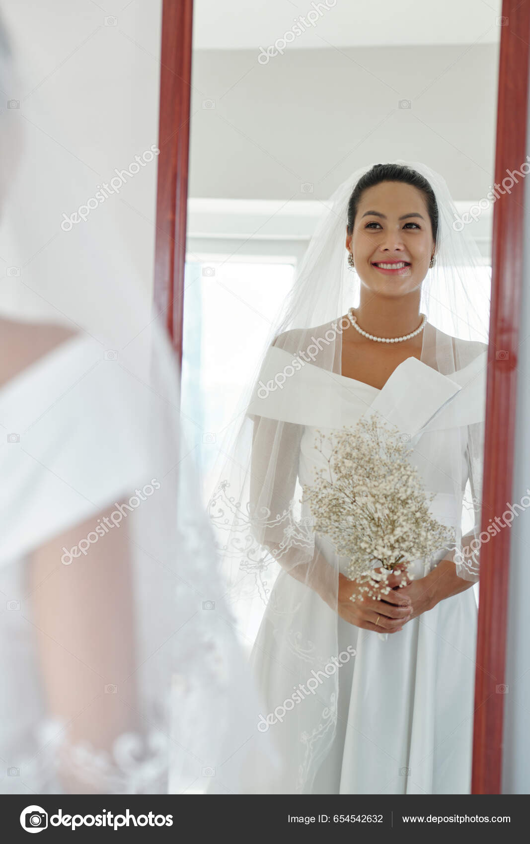 Ευτυχισμένη Νύφη Νυφικό Φόρεμα Κοιτάζοντας Τον Καθρέφτη Στο Ατελιέ Ράψιμο —  Φωτογραφία Αρχείου © DragonImages #654542632