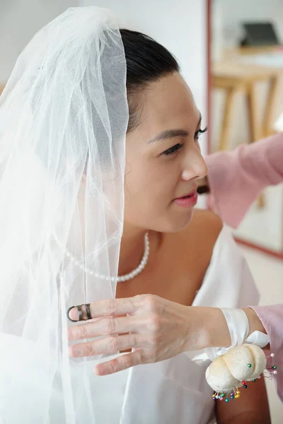 Tailor Helping Bride Wear Veil Wedding Ceremony — Stock Photo, Image