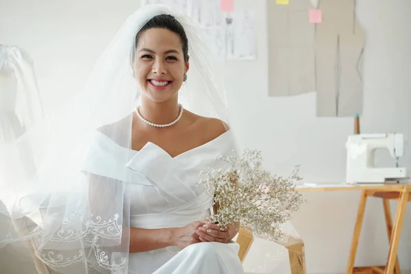 幸せな笑顔の花嫁の肖像ウェディングドレス保持花 — ストック写真