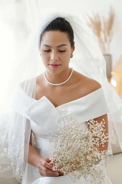 Krásná Nevěsta Elegantních Šatech Závoj Drží Kytice Květin — Stock fotografie