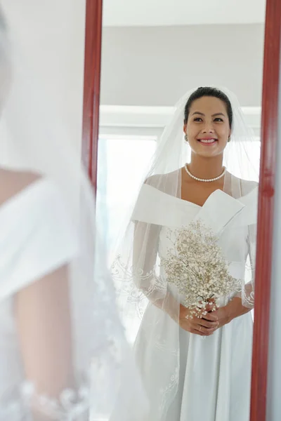 Šťastná Nevěsta Svatebních Šatech Při Pohledu Zrcadlo Šicím Ateliéru — Stock fotografie