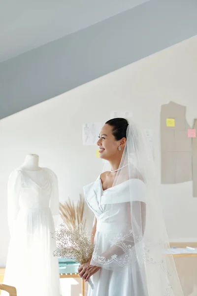 Mariée Souriante Essayant Des Robes Mariée Voiles Dans Atelier Couture — Photo