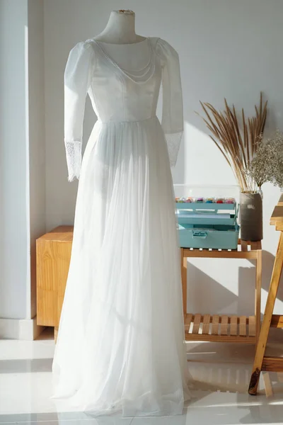 Красивое Элегантное Свадебное Платье Манекене Швейном Ателье — стоковое фото