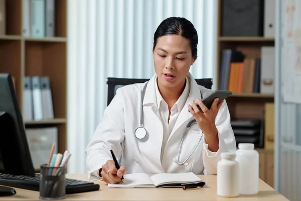 Médico Falando Telefone Com Paciente Escrevendo Reclamações — Fotografia de Stock