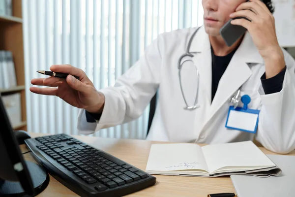 Doktor Hastayla Telefonda Konuşurken Bilgisayar Ekranında Yapılan Tıbbi Testlerin Sonuçlarını — Stok fotoğraf