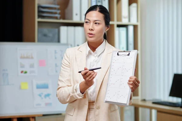 Business Coach Showing Chart People Meeting Explaining Details — Stock Photo, Image