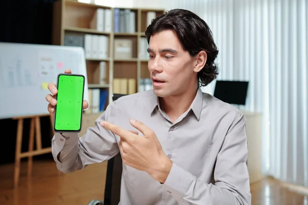Startupper Toont Smartphone Met Toepassing Die Hij Heeft Ontwikkeld Het — Stockfoto