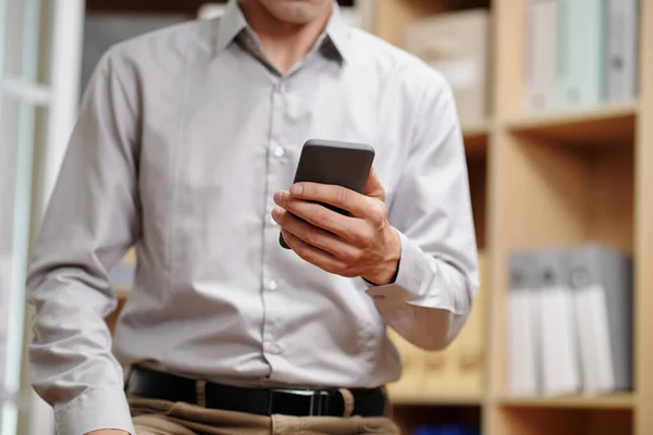 Geschäftsmann Liest Textnachrichten Auf Smartphone Von Geschäftspartnern Seiner Kollegen — Stockfoto